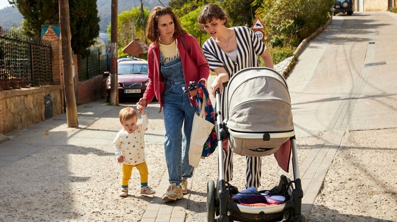 NORDDEUTSCHER RUNDFUNK Barcelona for Beginners (8) – Familie und andere Katastrophen Ein Pläuschen unter Nachbarinnen: Mariana (Aina Clotet, l. mit Artur/​Roc Santiago) und Irene /​(Blanca Valletbó) – Bild: NDR/​Blanca Valletbó