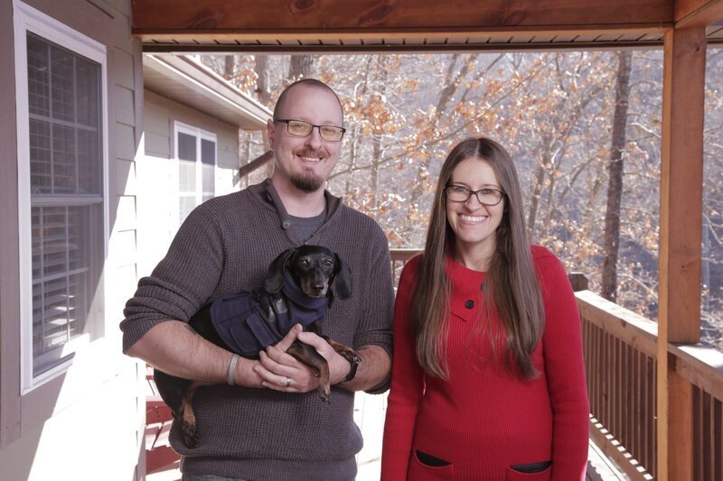 Die Hauskäufer Sean und Alesha und ihr Diensthund Bandit sind auf der Suche nach einem Haus, in dem sie in Canton, North Carolina, eine Familie gründen können, wie in der HGTV-Sendung Mountain Life zu sehen ist. – Bild: CH Media /​ Scripps Networks, LLC