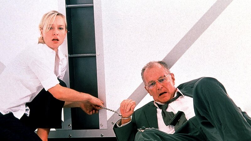 Kate Filmore (Kari Matchett, l.); Colonel Thomas H. Maguire (Bruce Gray, r.) – Bild: Licensed by LionsGate International Kate Filmore (Kari Matchett, l.); Colonel Thomas H. Maguire (Bruce Gray, r.) – Bild: Licensed by LionsGate International