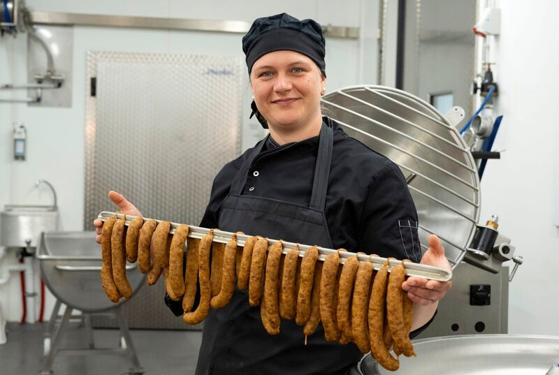 Die heutige Gastgeberin Eva ist Fleischermeisterin und Chefin in der hofeigenen, gläsernen Metzgerei. – Bild: WDR/​Melanie Grande