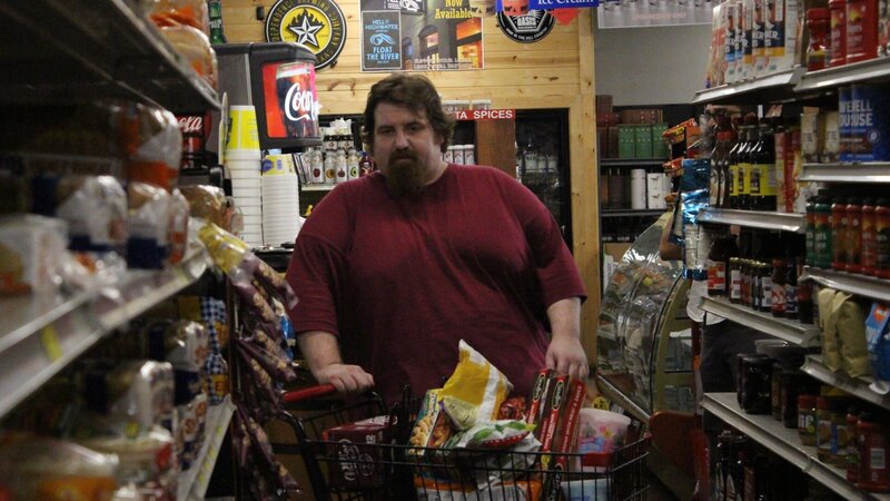 William, standing in grocery store, front – Bild: Warner Bros. Discovery, Inc. or its subsidiaries and affiliates