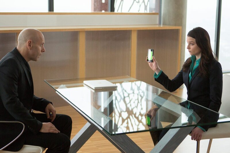 L-R: Stan Escher (Hugh Dillon) und Kiera Cameron (Rachel Nichols) – Bild: Palatin Media