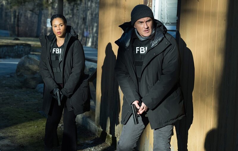 Sheryll Barnes (Roxy Sternberg, l.); Jess LaCroix (Julian McMahon, r.) – Bild: 2020 CBS Broadcasting Inc. All Rights Reserved. /​ Mark Schafer Lizenzbild frei