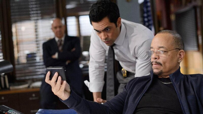 Captain Don Cragen (Dann Florek), Nick Amaro (Danny Pino) und Odafin Tutuola (Ice-T) ermitteln in einem bizarren Fall: Ein kleiner Junge, der am Times Square von seinem Vater zurückgelassen wurde, führt die Detectives zu einem Haus, in dem sie ein Horrorszenario vorfinden … – Bild: RTL /​ NBC Universal