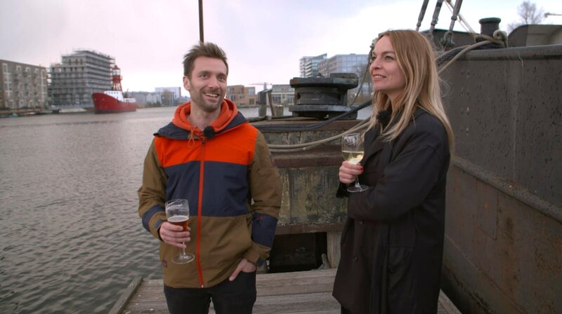 Daniel Aßmann (l) zusammen mit der Insiderin Ellen Uyen. – Bild: WDR/​Fernsehkraft UG