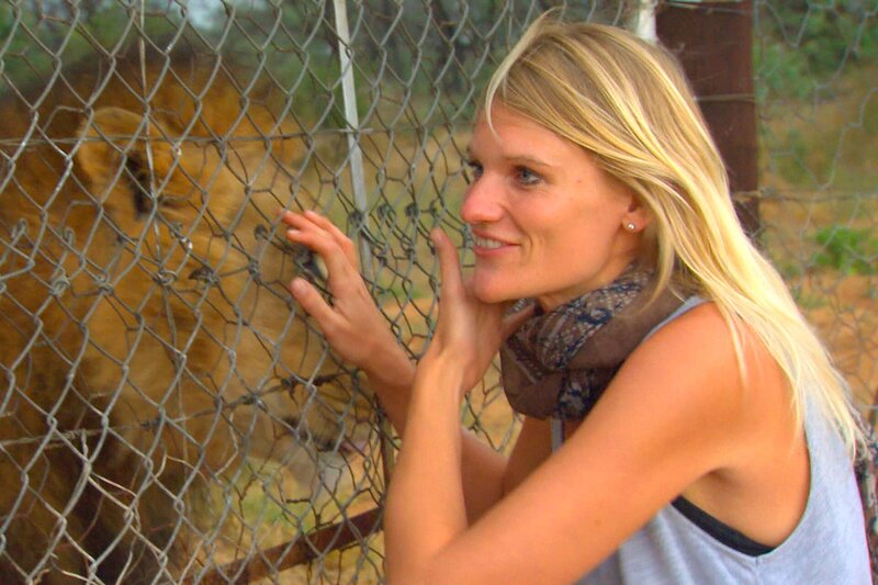 Die Malerin und ehemalige Mitarbeiterin Annika bei den Löwen-Brüdern Zion und Trust. – Bild: SWR/​Harald Mittermüller