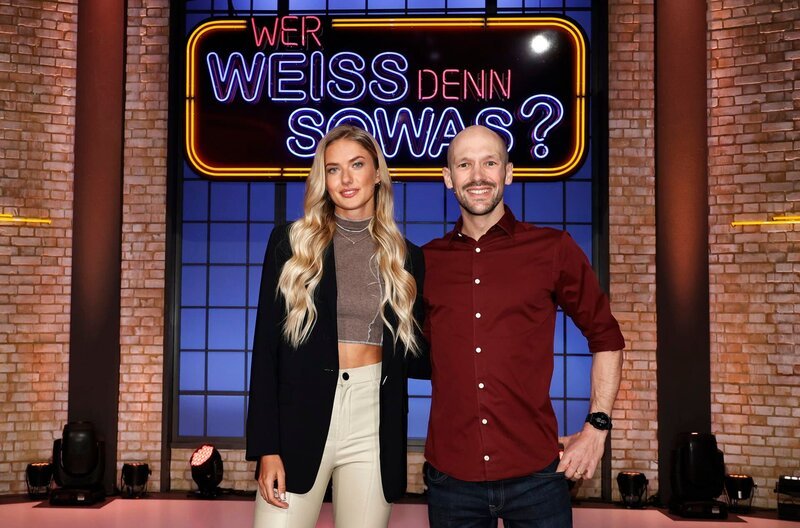 Als Kandidat:innen zu Gast bei „Wer weiß denn sowas?“: Die Leichtathletin Alica Schmidt (l.) und der Triathlet Patrick Lange (r.). – Bild: ARD/​Morris Mac Matzen