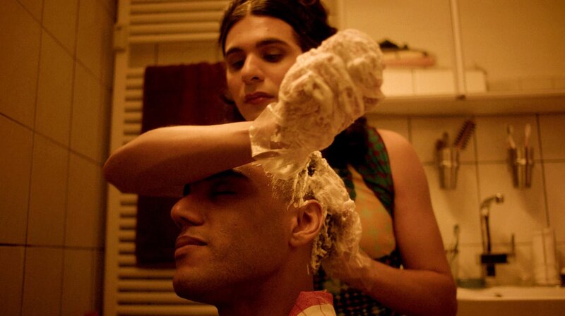 Lalo (Lamin Leroy Gibba) und Bijan (Benjamin Radjaipour, hinten) – Bild: ARD Degeto/​Jünglinge Film/​Studio /​ ARD Degeto/​Programmplanung und P