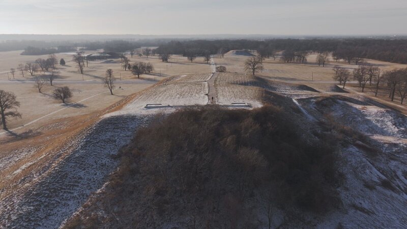 Schon vor der Entdeckung Amerikas durch die Europäer ist der Kontinent besiedelt. Davon zeugen die Grabhügel der Stadt Cahokia. – Bild: ZDF