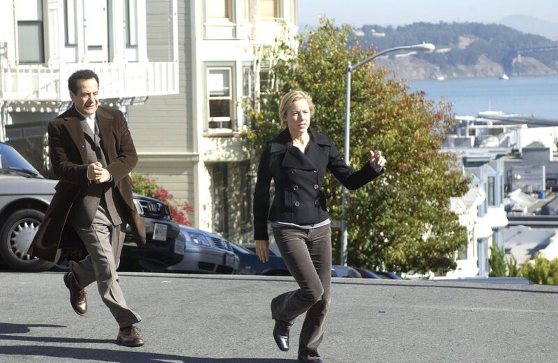 Auf der Suche nach dem gestohlenen Diamanten werden Adrian Monk und seine Assistentin Natalie von einem obskuren Trio verfolgt, das hofft, den Diamanten zuerst zu finden. – Bild: SUPER RTL