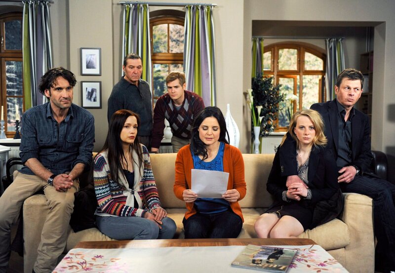 Susann (Elisabeth Lanz, M.) und ihre Familie erfahren, dass sich der totgeglaubte Roman in der Schweiz ein schönes Leben macht. – Bild: ARD/​Nicole Manthey