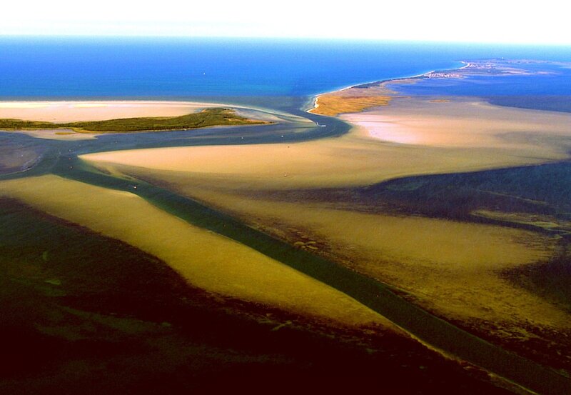 Lang gestreckt schmiegt sich Hiddensee an die Westseite Rügens. Die beliebte Urlaubsinsel wird von ihren Bewohnern liebevoll „Sötes Länneken“ genannt, süßes Ländchen. – Bild: NDR/​NDR/​Christoph Hauschild