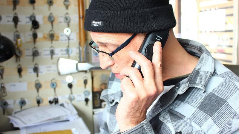 Alex on the phone. – Bild: DMAX