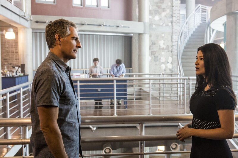 Special Agent Pride (Scott Bakula, l.) und Neurologin Dr. Anna Yoon (Kelly Hu) versuchen herauszufinden, wer die klinische Studie mit Gehirnimplantaten bei Kriegsveteranen gehackt hat und die Patienten per Mouseklick zu Killern macht. – Bild: CBS Broadcasting, Inc.