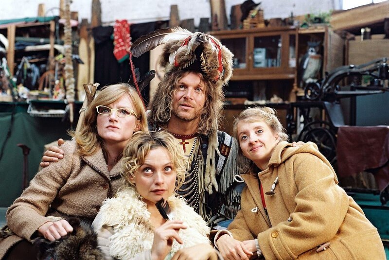 Gudrun (Nina Petri, l.), Linda (Catherine Flemming, 2.v.l.) und Gerti (Anna Böttcher, r.) wollen von Gernot (Jochen Horst, 2.v.r.) fachmännischen Rat. – Bild: Sat.1 Eigenproduktionsbild frei Gudrun (Nina Petri, l.), Linda (Catherine Flemming, 2.v.l.) und Gerti (Anna Böttcher, r.) wollen von Gernot (Jochen Horst, 2.v.r.) fachmännischen Rat. – Bild: Sat.1 Eigenproduktionsbild frei