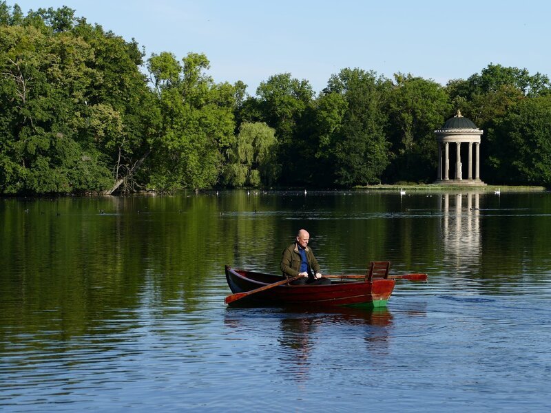 Gartenbaudirektor Jost Albert bei der Überfahrt auf dem Badenburger See. – Bild: Dr. Bernhard Graf / BR Gartenbaudirektor Jost Albert bei der Überfahrt auf dem Badenburger See. – Bild: Dr. Bernhard Graf / BR