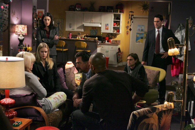 Penelope Garcia (Kirsten Vangsness, l.) wird in einer Notoperation gerettet. Ihre Kollegen Reid (Matthew Gray Gubler, 2.v.r.), Prentiss (Paget Brewster, 3.v.l.), Morgan (Shemar Moore, 3.v.r.), Hotch (Thomas Gibson, r.), Rossi (Joe Mantegna, M.) und JJ (AJ Cook, 2.v.l.) handeln gegen alle Vorschriften und übernehmen keinen neuen Auftrag, bis der Täter, der sie angeschossen hat, gefunden ist … – Bild: 13TH STREET_2007 ABC Television Studio