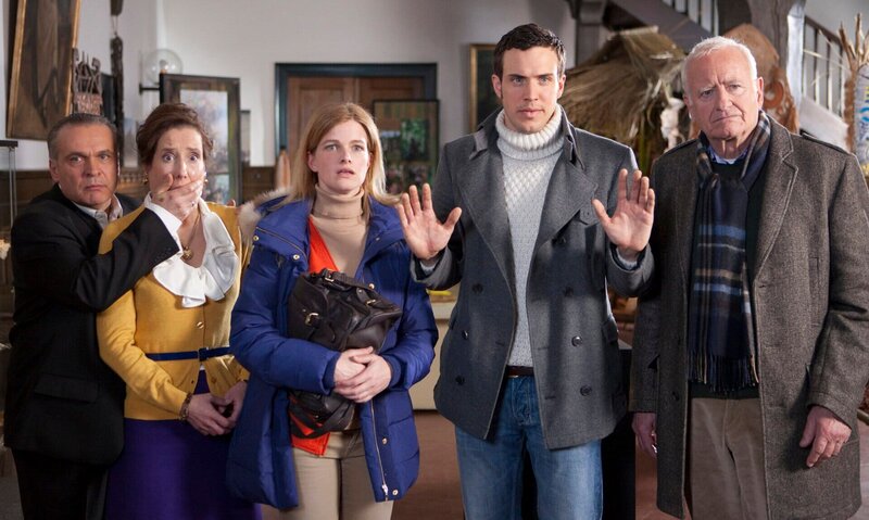 Kriminalrätin Ackermann zückt nach dem Geburtstagsständchen eine Pistole, Siegfried Wenz (Jockel Tschiersch), Sibylle Latzel (Caroline Ebner), Emily Gans (Mira Bartuschek), Stefan Fuchs (Tobias van Dieken) und Urban Fuchs (Peter Bongartz) sind fassungslos. – Bild: ARD/​Sabine Hackenberg