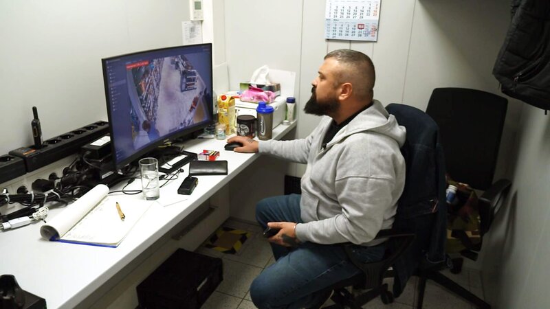 Sicherheitsmann Ibo beobachtet das Treiben im Supermarkt ganz genau – Bild: RTLZWEI