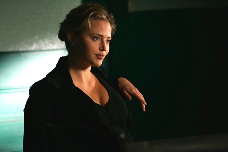 Law & Order ( #16002 ) Episode: „FLAW“ Scene 41 (interior) Interrogation Room „Benson bluffs“ Mariska Hargitay (Benson) Estella Warren (April Troost) – Bild: Will Hart /​ NBC Universal