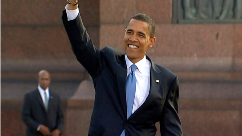 Das Jahr 2008 – Berlin nimmt Abschied vom Flughafen Tempelhof, in Kneipen und Restaurants darf nicht mehr geraucht werden und US-Präsidentschaftskandidat Barack Obama spricht vor der Siegessäule. Eine Berlin-Chronik der Superlative: Fünf Jahrzehnte von 1961, dem Jahr des Mauerbaus, bis 2009, als Berlin eine Weltstadt im 21. Jahrhundert ist. – Barack Obama zu Gast in Berlin – Bild: rbb