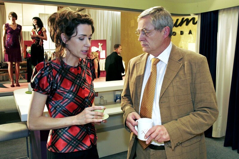 Als Friedrich (Wilhelm Manske, r.) Nora (Julia Malik, l.) bittet, Paolo auszuhorchen, lehnt sie ab. – Bild: SAT.1 /​ Noreen Flynn Eigenproduktionsbild frei