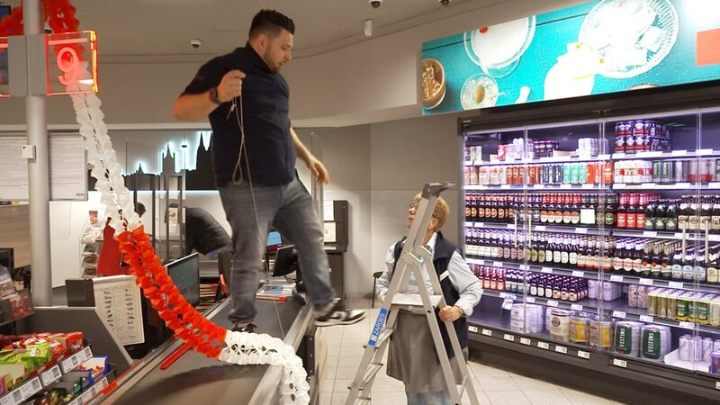 Jecken-Alarm im Supermarkt am Eigelstein: Metin und Brigitte dekorieren mit Hingabe für Karneval – Bild: RTLZWEI