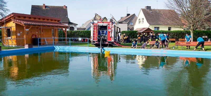 Freiwillige Feuerwehr und die „Schwimmbadfreunde“ bei Arbeitseinsatz im Schwimmbad Burgtonna. – Bild: MDR/​Kathrin Welzel