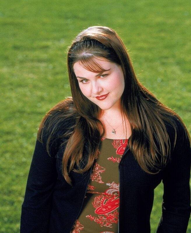 Carmen (Sara Rue) wird süsse 16 und hat sich etwas ganz Kreatives einfallen lassen: Eine Schlummerparty, zu der auch die Schönen und Coolen der Schule kommen sollen … – Bild: RTL Deutschland