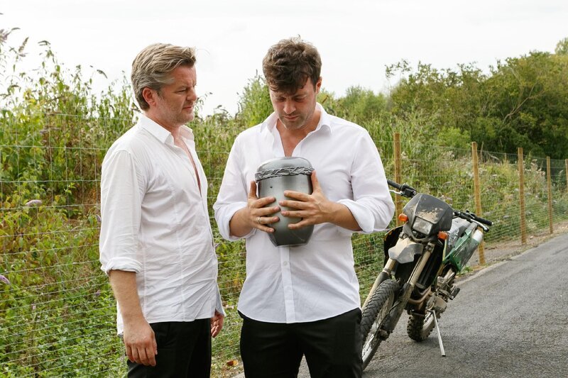 Ingo (André Dietz, l.) hat sein Versprechen, die Urne für seinen besten Freund zurückzuholen, gehalten. Ben (Jörg Rohde, r.) ist überwältigt, Ekaterinas Asche wieder zu haben. – Bild: RTL /​ Kai Schulz