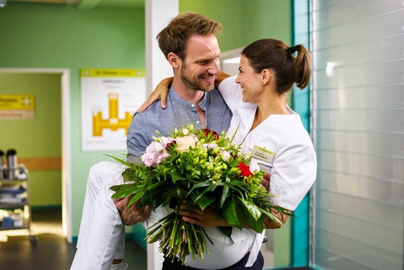 Pauline (Maike Johanna Reuter) lässt sich glücklich auf einen schnellen Hochzeitstermin mit Damian (Christian Feist) ein. – Bild: RTL /​ Julia Feldhagen