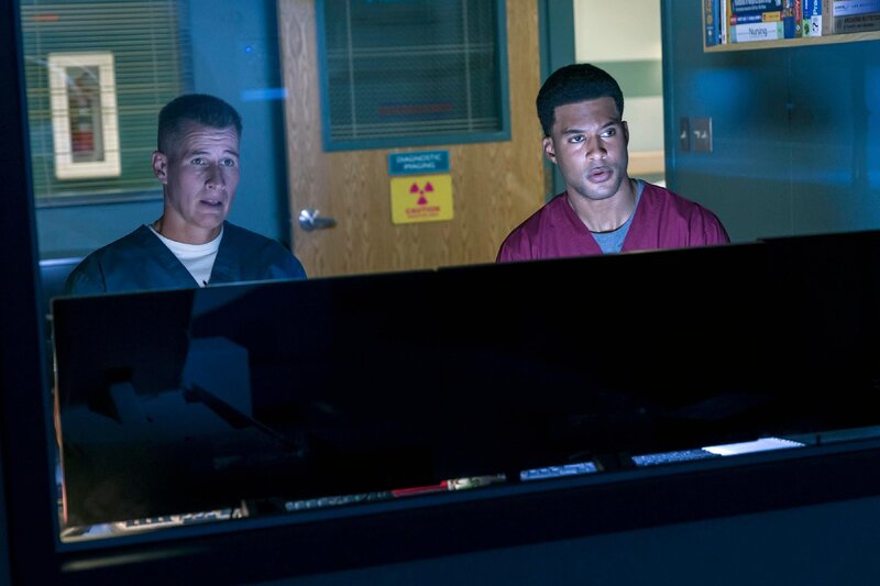 Dr. Drew Alister (Brendan Fehr l.) und Kenny Fournette (James Roch) – Bild: RTL