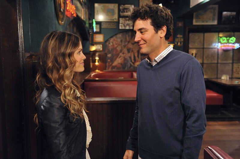 Während Marshall und Lily endlich ein Kind wollen, trifft Ted (Josh Radnor, l.) erneut auf Cindy (Rachel Bilson, l.) und erfährt eine schockierende Neuigkeit … – Bild: © 20th Century Fox International Television