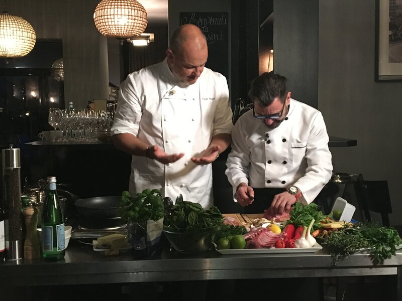 Der vermeintliche Nobelitaliener „Rossini“ in Dortmund – und insbesondere Betreiber David Jaha (r.) – fordern Sternekoch Frank Rosin (l.) alles ab! – Bild: Kabel Eins