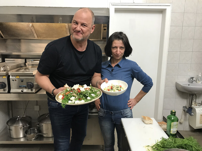 Griechischer Salat 2.0: Starkoch Frank Rosin hilft Kindergärtnerin Mel aus Moers dabei, ihre griechische Taverne auf Vordermann zu bringen. – Bild: Kabel Eins