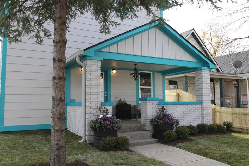 Als Karen und Mina ein Haus für nur $ 4000 kaufen, ahnen sie bereits, dass hier viel Arbeit auf sie zukommt, doch wie schlimm es um die Immobilie wirklich steht, dass hätten selbst sie sich nicht ausmalen können … – Bild: HGTV/​Scripps Networks, LLC