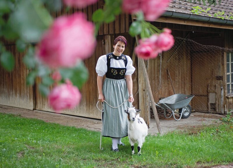 Landfrauenküche – Beinwil am See AG Folge 2 Landfrau Lotti Baumann mit einer Ziege – Bild: SRF1