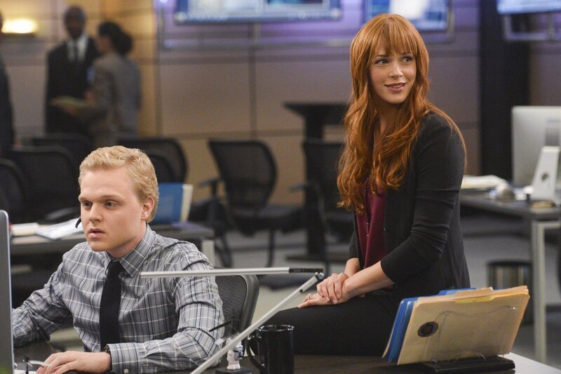 Ermitteln in einem neuen Fall: Jason Wylie (Joe Adler, l.) und Van Pelt (Amanda Righetti, r.) … – Bild: Warner Bros. Television