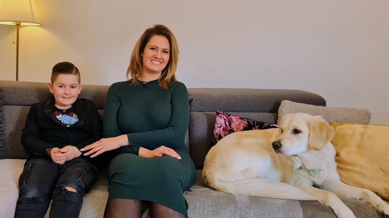Golden Retriever Mädchen Polly bereitet Sohn Maxim und Mutter Jasmin große Sorgen, da sie nicht alleine bleiben kann. – Bild: RTL