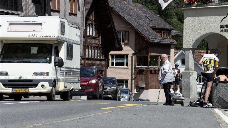Das Dorf Wassen und seine Bewohner sind besonders stark vom Ausweichverkehr am Gotthard belastet. – Bild: SRF/​tothepointfilms