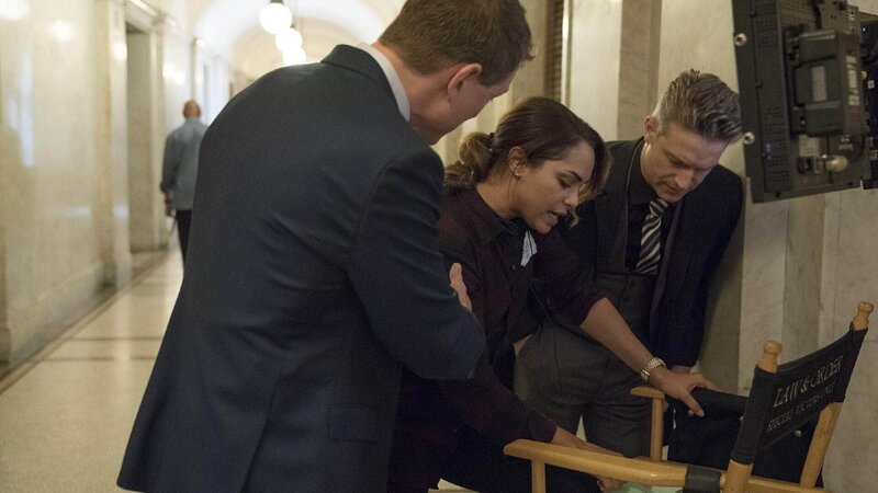 v.l.: Peter Stone (Philip Winchester), Director (Monica Raymund) und Dominick „Sonny“ Carisi (Peter Scanavino) – Bild: RTL /​ Universal Network Television LLC