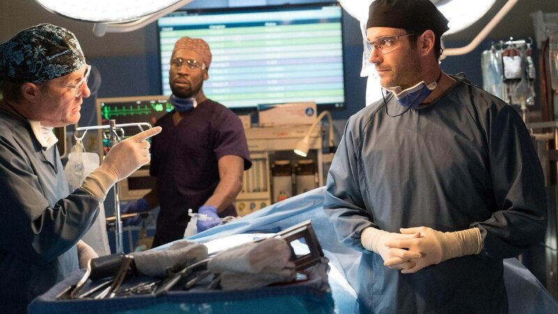 Dr. David Downey (Gregg Henry, l.) und Dr. Connor Rhodes (Colin Donnell) müssen ihre Meinungsverschiedenheiten beilegen, um einem 9/​11-Helden das Leben zu retten. – Bild: VOX /​ NBC Universal