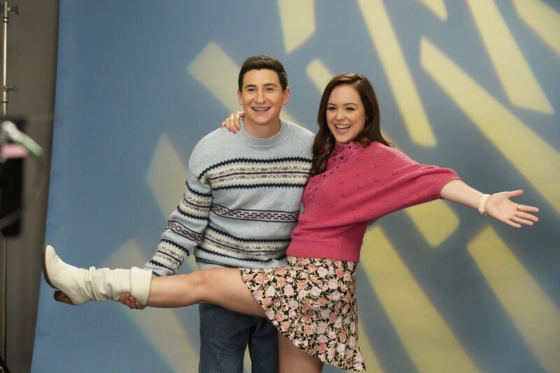 L-R: Geoff Schwartz (Sam Lerner), Erica Goldberg (Hayley Orrantia) – Bild: Sony Pictures Television Inc.