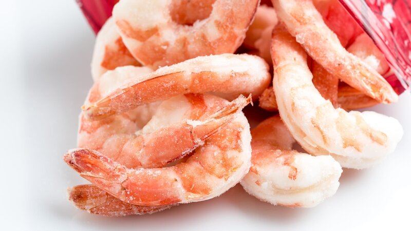Frozen peeled shrimps on white background – Bild: Juanmonino /​ Getty Images/​iStockphoto