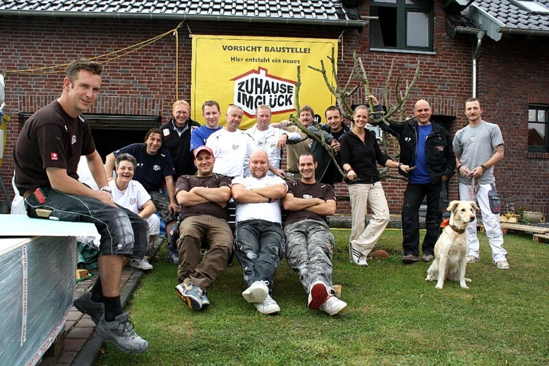 Die Umbau-Profis von „Zuhause im Glück“ hämmern, bohren und streichen, was das Zeug hält: Der Name ist Programm – seit der ersten Folge hat das Bauteam 90 Familien in ganz Deutschland glücklich gemacht. – Bild: RTL II