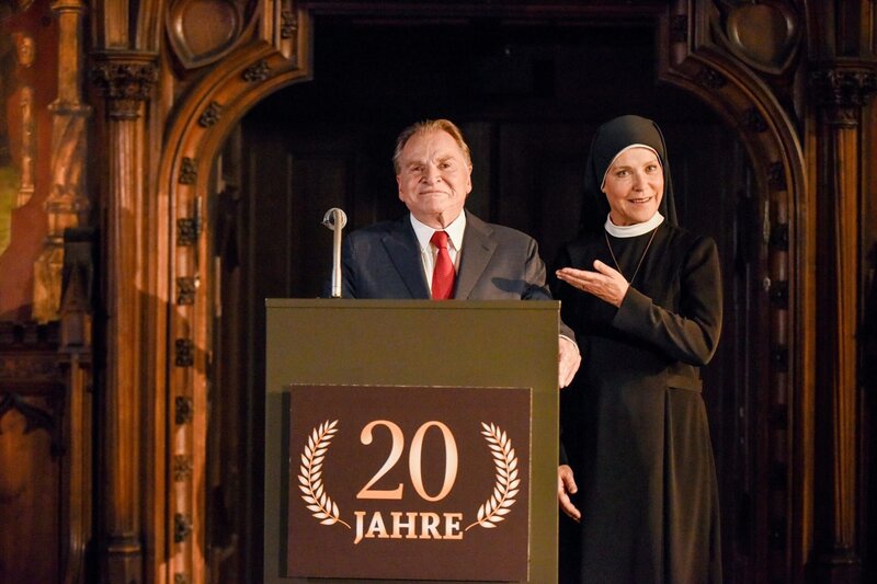 Fritz Wepper (Wolfgang Wöller), Janina Hartwig (Hanna Jakobi). – Bild: ORF/​Beta Film/​ARD/​Barbara Bauriedl