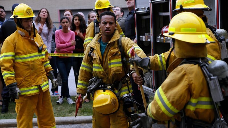 Die Feuerwehr versucht, das Inferno einzudämmen.. (Foto: Michael Xavier, Mitte) – Bild: RTLZWEI