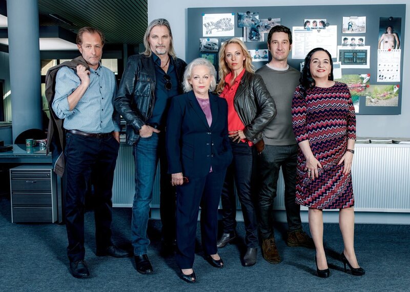 (v.li.): Helmut Bohatsch (Franz Wolfahrt), Stefan Jürgens (Carl Ribarski), Brigitte Kren (Dr. Henriette Wolf), Lilian Klebow (Penny Lanz), Andreas Kiendl (Klaus Lechner), Maria Happel (Dr. Franziska Beck). – Bild: [M]ORF