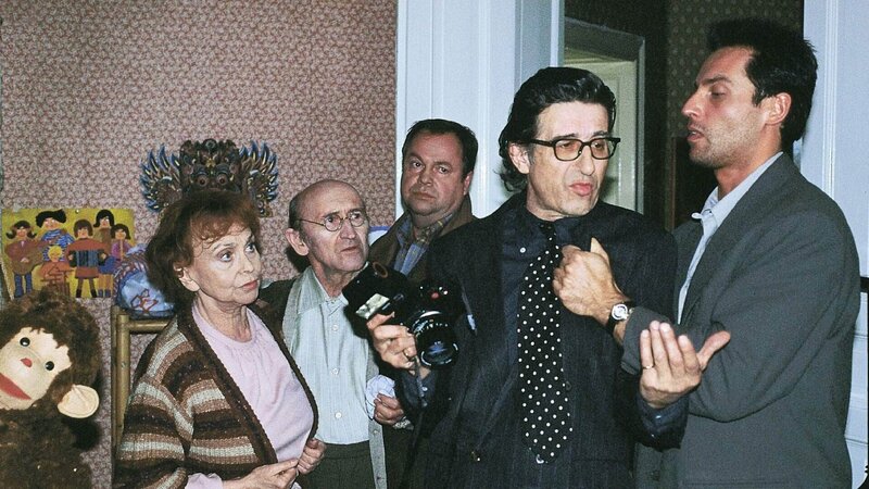 Die Kommissare Kehler (Wolfgang Bathke, Mi.) und Eschenbach (Matthias Bullach, re.) fühlen sich bei ihren Ermittlungen durch den Fotoreporter (Rolf Zacher) behindert (li. Edith Teichmann, Hannes Stelzer). – Bild: RTL