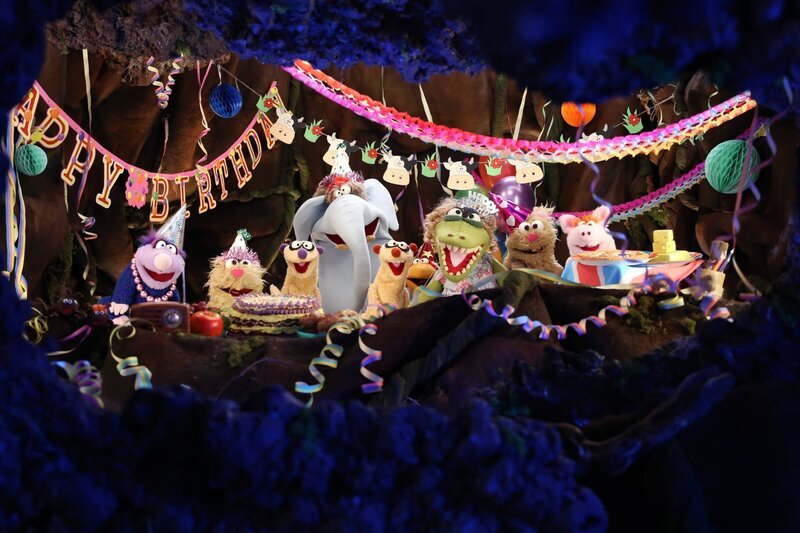 Die Erdmännchen Jan & Henry bereiten alles für eine ganz besondere Geburtstagsfeier vor. – Bild: NDR/​RBB/​bigSmile Entertainment GmbH